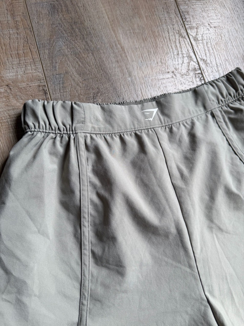 Gymshark Women's Scallop-Hem Shorts in Light Taupe small - Picture 4 of 6